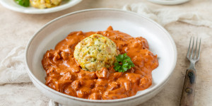 Beitragsbild des Blogbeitrags Eierschwammerlgulasch mit Paprika, serviert mit Semmelknödel 