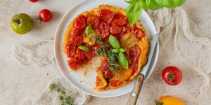 Beitragsbild des Blogbeitrags Tomaten Tarte Tatin – einfach, schnell & lecker 