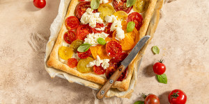 Beitragsbild des Blogbeitrags Blätterteig-Tomaten-Galette mit Mozzarella – ein sommerliches Blitzgericht 