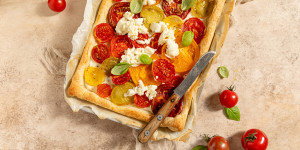 Beitragsbild des Blogbeitrags Blätterteig-Tomaten-Galette mit Mozzarella – ein sommerliches Blitzgericht