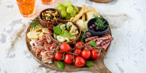 Beitragsbild des Blogbeitrags Italienische Antipasti Platte – die perfekte Vorspeisenplatte in 15 Minuten selber machen 