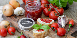 Beitragsbild des Blogbeitrags Fruchtig-pikante Tomatenmarmelade – lecker zu Brot & Käse