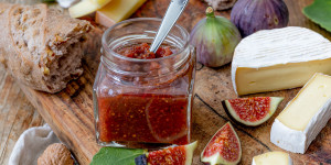 Beitragsbild des Blogbeitrags Feigensenf aus frischen Feigen – passt zu Käse und Fleisch