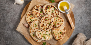 Beitragsbild des Blogbeitrags Naan Brot – einfaches indisches Fladenbrot aus der Pfanne 