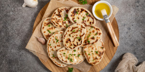 Beitragsbild des Blogbeitrags Naan Brot – einfaches indisches Fladenbrot aus der Pfanne