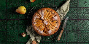 Beitragsbild des Blogbeitrags Birnenkuchen mit Walnüssen – einfach gemacht, saftig & lecker