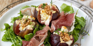 Beitragsbild des Blogbeitrags Gebackene Feigen mit Ziegenkäse und Walnüssen auf Rucolasalat