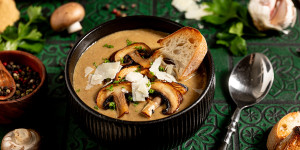 Beitragsbild des Blogbeitrags Cremige Champignonsuppe – Schnelle Pilzsuppe mit Champignons – würzig & lecker