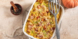 Beitragsbild des Blogbeitrags Nudelgratin mit Schinken und Kürbis – ein einfacher und schneller herbstlicher Nudelauflauf