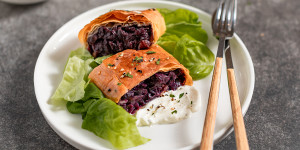 Beitragsbild des Blogbeitrags Rotkrautstrudel mit Knoblauchdip – einfach & schnell gemacht