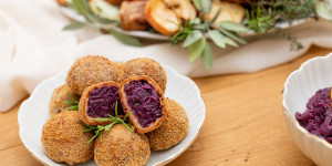 Beitragsbild des Blogbeitrags Gebackene Rotkrautknödel – ein köstliches Hauptgericht & eine vielseitige Beilage