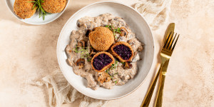 Beitragsbild des Blogbeitrags Pilzrahmsauce mit Rotkrautknödel