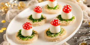 Beitragsbild des Blogbeitrags Fliegenpilz-Eier – einfaches, leckeres Fingerfood für Silvester & den Neujahrsbrunch
