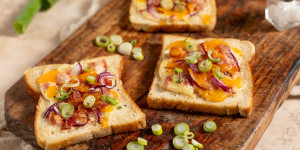 Beitragsbild des Blogbeitrags Flammkuchen-Toast mit Speck und Zwiebeln – Resteverwertung, schnelles Essen & Fingerfood