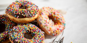 Beitragsbild des Blogbeitrags Donuts selber machen – ohne Backform 