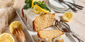 Beitragsbild des Blogbeitrags Zitronenkuchen mit Joghurt – vegan, saftig & einfach gemacht 