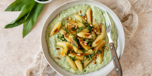 Beitragsbild des Blogbeitrags Schupfnudeln mit Bärlauch-Frischkäse-Sauce – schnell & einfach gemacht