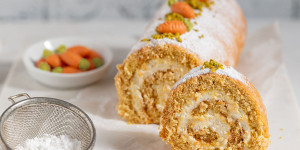 Beitragsbild des Blogbeitrags Carrot Cake Biskuitroulade mit Frischkäse Füllung – österliche Karotten Biskuitroulade