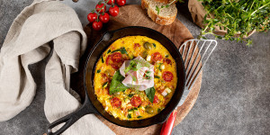 Beitragsbild des Blogbeitrags Frittata mit mediterranem Gemüse & Schinken – einfach, lecker und schnell zubereitet 