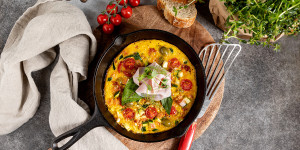 Beitragsbild des Blogbeitrags Frittata mit mediterranem Gemüse & Schinken – einfach, lecker und schnell zubereitet