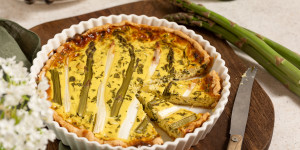 Beitragsbild des Blogbeitrags Spargel-Bärlauch-Quiche – einfach, lecker & perfekt für den Frühling 