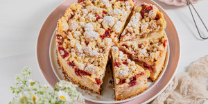 Beitragsbild des Blogbeitrags Schneller Rhabarber-Streuselkuchen mit Vanillepudding – in der Springform gebacken