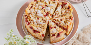 Beitragsbild des Blogbeitrags Schneller Rhabarber-Streuselkuchen mit Vanillepudding – in der Springform gebacken 