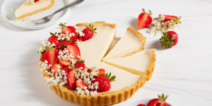Beitragsbild des Blogbeitrags Holunder Tarte mit marinierten Erdbeeren