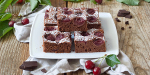 Beitragsbild des Blogbeitrags Schoko-Kirsch-Kuchen vom Blech – einfach & saftig