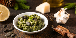 Beitragsbild des Blogbeitrags Maiwipferl-Pesto – Pesto aus Fichtenspitzen