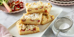 Beitragsbild des Blogbeitrags Rhabarberkuchen mit Topfen und Streuseln – ein einfach und schnell gemachter Blechkuchen