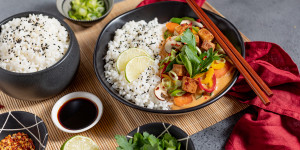 Beitragsbild des Blogbeitrags Vegetarisches rotes Thai Curry mit Gemüse und Tofu – einfach & schnell 