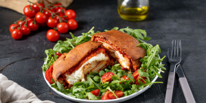 Beitragsbild des Blogbeitrags Burrata Bombe mit Schinken – ein Highlight am Tisch und Gaumen 
