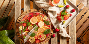 Beitragsbild des Blogbeitrags Erdbeerbowle mit Sekt – die klassische Bowle für den Sommer