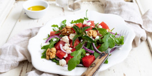 Beitragsbild des Blogbeitrags Wassermelonen-Feta-Salat mit Rucola – einfach, schnell & erfrischend 