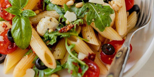 Beitragsbild des Blogbeitrags Italienischer Nudelsalat mit Tomaten, Rucola und Mozzarella 