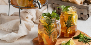 Beitragsbild des Blogbeitrags Kräutereistee-Sirup, perfekt für die Zubereitung von erfrischendem Kräutereistee