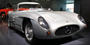 Beitragsbild des Blogbeitrags Roadtrip in die Stadt der Autolegenden: Das Mercedes Museum