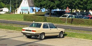 Beitragsbild des Blogbeitrags Schwarzblechfahrer: BMW 320 – Ein Sommer wie damals 