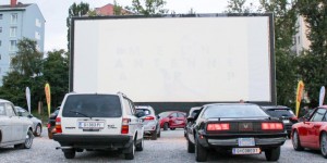 Beitragsbild des Blogbeitrags Alltagsklassiker im Autokino Graz bei Rush