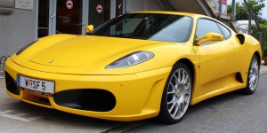 Beitragsbild des Blogbeitrags Sponsored Post: Ferrari fahren mit Jollydays 
