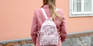Beitragsbild des Blogbeitrags {Outfit} Meine Blogger-Uniform: Rosa Mantel meets Nike Sneaker