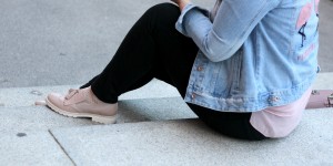 Beitragsbild des Blogbeitrags {Outfit} Flamingo Jeansjacke & Fransen Loafers