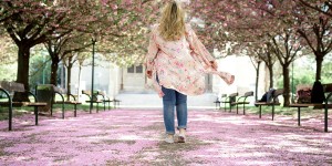 Beitragsbild des Blogbeitrags Outfit: Retro Vibes unter Kirschblüten 