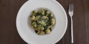 Beitragsbild des Blogbeitrags Gnocchi mit Basilikumpesto 