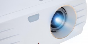 Beitragsbild des Blogbeitrags Leistbares Kino-Feeling fürs Wohnzimmer? ViewSonic, Yamaha und Celexon machen es möglich