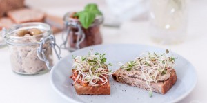 Beitragsbild des Blogbeitrags Bohnen-Oliven- und Tomaten-Basilikum-Dip 