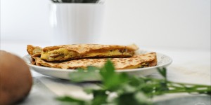 Beitragsbild des Blogbeitrags Vegane Quesadillas mit Quinoa-Tortilla-Fladen