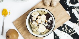 Beitragsbild des Blogbeitrags Ayurvedischer Porridge mit Buchweizenflocken und Acai Topping