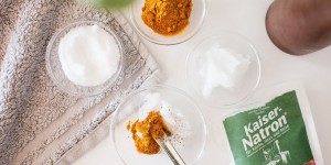 Beitragsbild des Blogbeitrags Natürliche Zahnaufhellung mit Kurkuma + DIY Zahnpasta